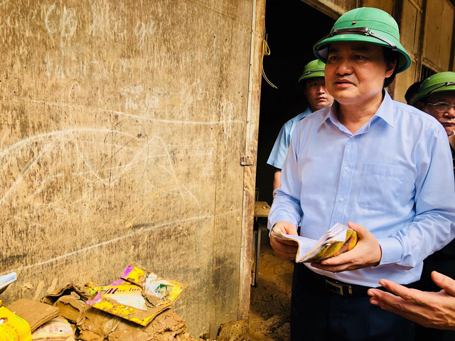 Bộ trưởng Ph&ugrave;ng Xu&acirc;n Nhạ thăm Trường Phổ th&ocirc;ng d&acirc;n tộc b&aacute;n tr&uacute; THCS N&agrave; Ớt (Mai Sơn, Sơn La) bị lũ tr&agrave;n qua trước Lễ khai giảng năm học mới.