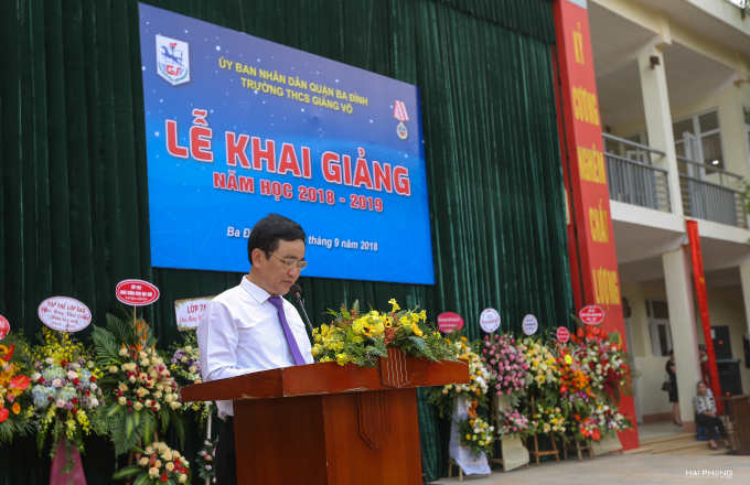 Thầy gi&aacute;o Đo&agrave;n C&ocirc;ng Thạo - Hiệu trưởng trường THCS Giảng V&otilde; ph&aacute;t biểu tại buổi lễ khai giảng năm học mới.