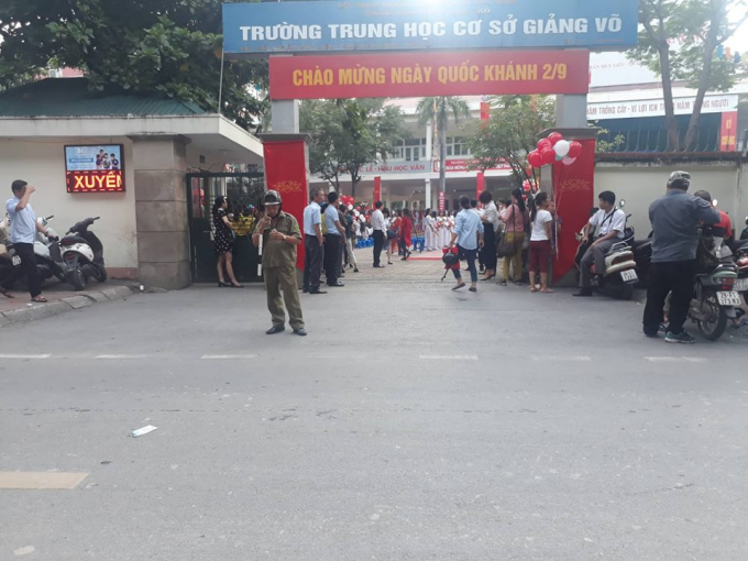 Ngay từ s&aacute;ng sớm c&ocirc;ng an phường Giảng V&otilde; đ&atilde; tổ chức ph&acirc;n l&agrave;n, tr&aacute;nh xảy ra &aacute;ch tắc khu vực cổng trường.