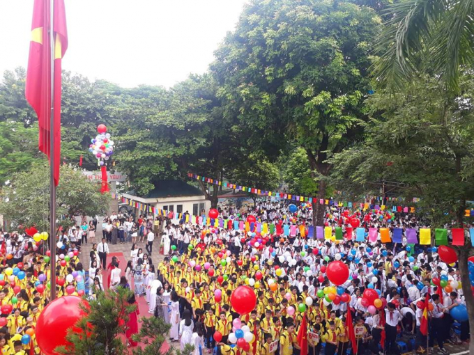 Đ&ocirc;ng đủ c&aacute;c bạn học sinh.