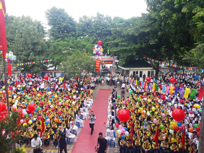 C&aacute;c bạn học sinh khối lớp 6 được ưu ti&ecirc;n ngồi tại khu vực trung t&acirc;m.