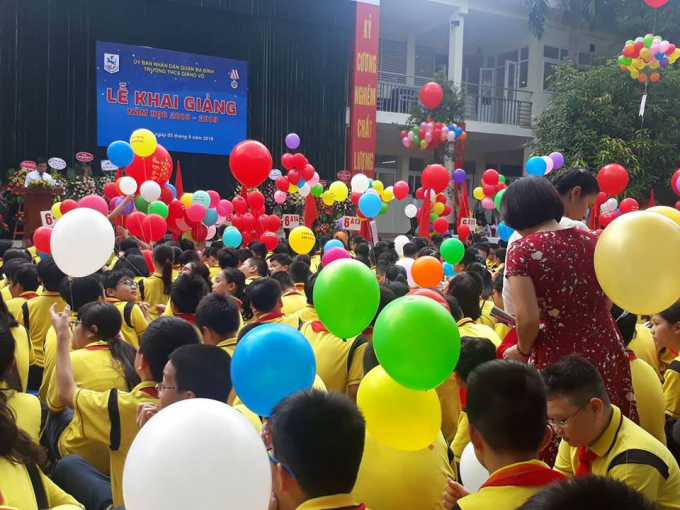 Thầy v&agrave; tr&ograve; trường THCS Giảng V&otilde;.