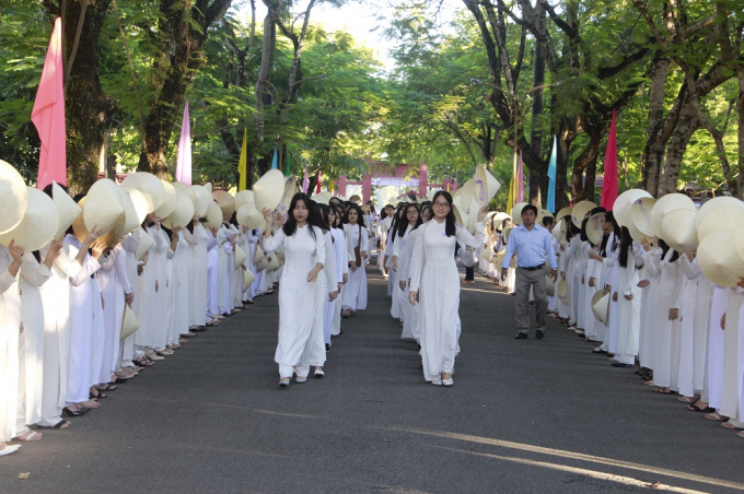 &nbsp;Học sinh Trường THPT Hai B&agrave; Trưng th&agrave;nh phố Huế trong ng&agrave;y khai giảng năm học mới.