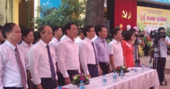 Phó Thủ tướng Vũ Đức Đam cùng học sinh hát vang bài quốc ca ngày khai giảng