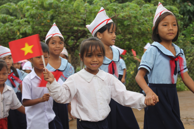 Học sinh trường Tiểu học x&atilde; Đắk Ang, Ngọc Hồi Kon Tum trong ng&agrave;y tựu trường
