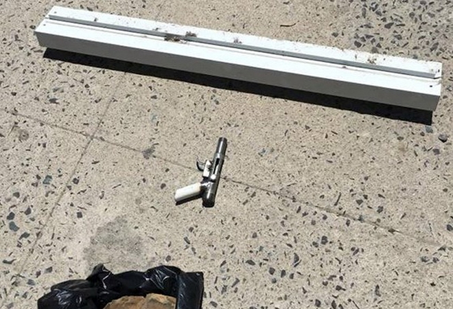 Khẩu s&uacute;ng ngắn tự chế của kẻ cướp để lại hiện trường.