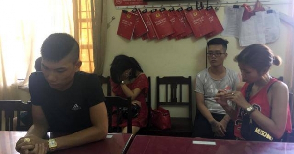 Huế: “Đột kích” quán karaoke phát hiện nhiều hot girl đang “phê” ma túy