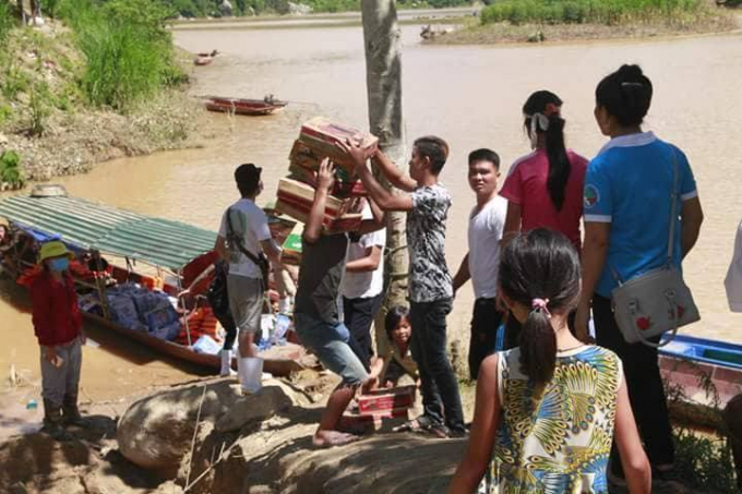 Đo&agrave;n cứu trợ phải vượt đường s&ocirc;ng, nước chảy xiết mới l&ecirc;n được v&ugrave;ng c&ocirc; lập