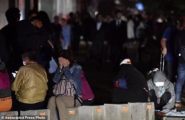 Động đất g&acirc;y mất điện diện rộng tr&ecirc;n đảo Hokkaido. (Ảnh: AP)