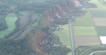 Động đất rung chuyển Nhật Bản, nhà cửa đổ sập hàng loạt