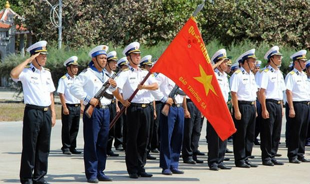 Uy nghi&ecirc;m nghi lễ ch&agrave;o cờ ở Trường Sa.