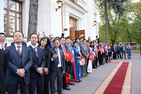 Đ&ocirc;ng đảo b&agrave; con cộng đồng người Việt nam tại Nga đ&oacute;n Tổng B&iacute; thư tại Đại sứ qu&aacute;n.