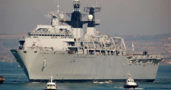 Tàu đổ bộ của Hải quân Anh áp sát quần đảo Hoàng Sa