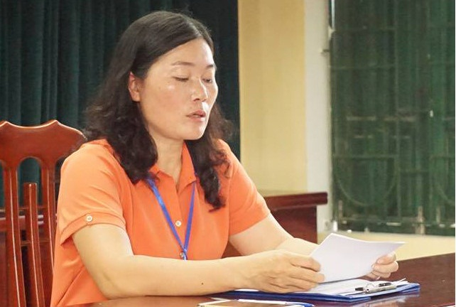 B&agrave; Nguyễn Kim Oanh, Hiệu trưởng Trường Tiểu học Sơn Đồng ngồi im trong ph&ograve;ng họp bất chấp phụ huynh la h&eacute;t b&ecirc;n ngo&agrave;i.