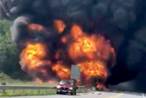 Chiếc xe bồn chở xăng ph&aacute;t nổ rồi b&ugrave;ng ch&aacute;y dữ dội sau va chạm tr&ecirc;n cao tốc Nội B&agrave;i - L&agrave;o Cai (đoạn qua huyện Trấn Y&ecirc;n, Y&ecirc;n B&aacute;i). T&agrave;i xế kịp tho&aacute;t ra ngo&agrave;i.