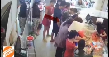 "Nữ quái" trà trộn tiệm vàng, nhanh tay "nhét" vàng vào túi