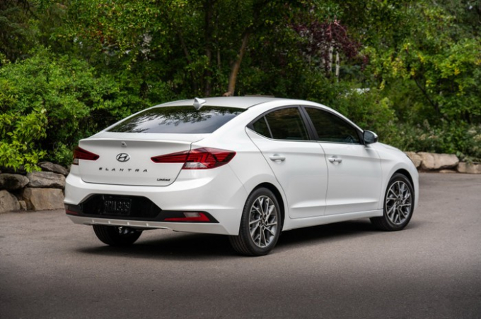 Phần đu&ocirc;i xe với thiết kế mới tr&ecirc;n Elantra 2019