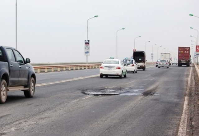 Mặt cầu Thăng Long c&oacute; nhiều hư hỏng sau 30 năm khai th&aacute;c. Ảnh: Bộ GTVT