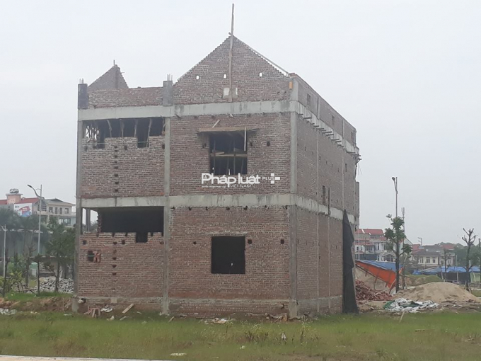 Một trong những ng&ocirc;i nh&agrave; đ&atilde; x&acirc;y dựng ho&agrave;n thiện phần th&ocirc;.