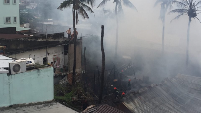 Ch&aacute;y h&agrave;ng loạt căn nh&agrave; lụp xụp, d&acirc;n hoảng loạn th&aacute;o chạy
