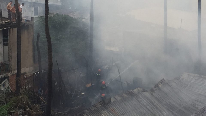 Hiện trường vụ ch&aacute;y tập trung rất nhiều căn nh&agrave; lụp xụp.