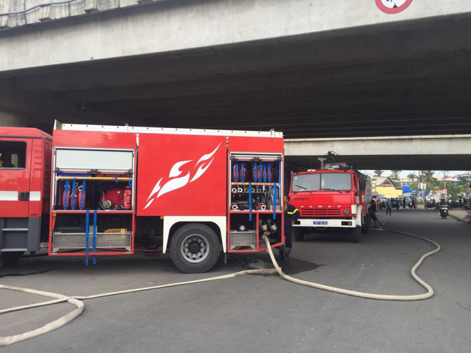 Đội cảnh s&aacute;t PCCC quận B&igrave;nh Thạnh c&oacute; mặt tiến h&agrave;nh dập lửa.