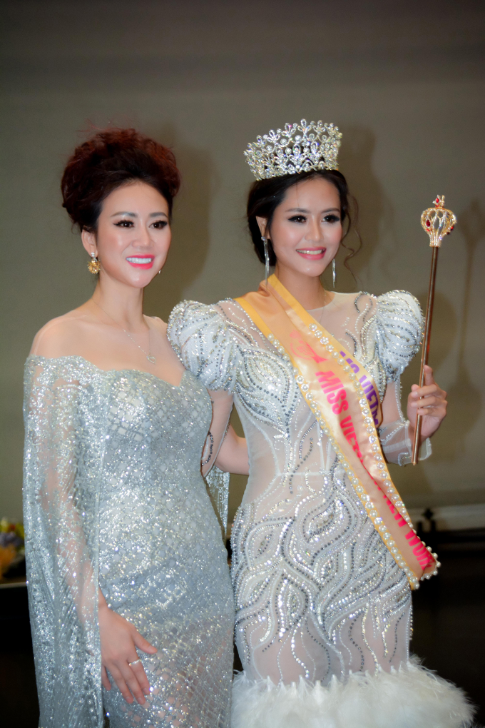 Dy Khả H&acirc;n đăng quang cuộc thi.