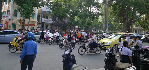 Cảnh s&aacute;t, thanh tra giao th&ocirc;ng được tăng cường nhưng &ocirc; t&ocirc;, xe m&aacute;y vẫn dừng đỗ rất t&ugrave;y tiện