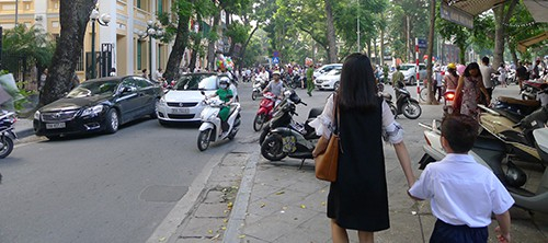 Rất &iacute;t trẻ em đi bộ đến trường d&ugrave; vỉa h&egrave; tuyến phố n&agrave;y kh&aacute; quang vắng, sạch sẽ