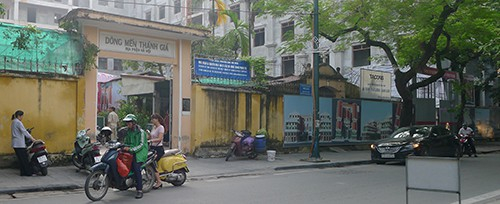 Nh&agrave; trẻ Nh&agrave; Thờ c&oacute; m&ocirc;t nữ bảo vệ l&agrave;m việc rất hiệu quả, kh&ocirc;ng cho &ocirc; t&ocirc; xe m&aacute;y đỗ trước cổng trường. C&aacute;c phụ huynh đưa trẻ đều đi thẳng v&agrave;o s&acirc;n trường d&ugrave; trường đang c&oacute; hoạt động x&acirc;y dựng dở dang. Nh&agrave; Trẻ 19/8 mới ho&agrave;n th&agrave;nh v&agrave; cũng đ&oacute;n c&aacute;c học sinh, phụ huynh v&agrave;o v&agrave;o thẳng s&acirc;n, xe m&aacute;y để gọn tr&ecirc;n vỉa h&egrave;.