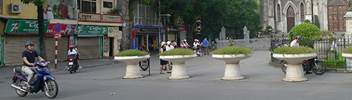 Trường THCS Ho&agrave;n Kiếm c&oacute; lối v&agrave;o rộng r&atilde;i do sử dụng một phần quảng trường Nh&agrave; Thờ