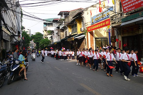 Kh&ocirc;ng gian đường phố buổi sớm tho&aacute;ng đ&atilde;ng, trong l&agrave;nh, học sinh vui vẻ theo h&agrave;ng ngũ v&agrave;o lớp, phụ huynh đứng gọn s&aacute;t vỉa h&egrave;&hellip; To&agrave;n bộ l&ograve;ng đường, h&egrave; phố th&agrave;nh s&acirc;n trường mở rộng trong khoảng thời gian đầu giờ s&aacute;ng để học sinh xếp h&agrave;ng v&agrave;o lớp