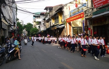 Hà Nội nỗ lực làm đường đi bộ đến trường cho trẻ