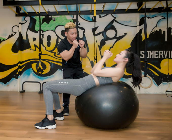 Quyết t&acirc;m d&agrave;nh thứ hạng cao nhất, Dương Yến Phi được Phạm Văn M&aacute;ch hỗ trợ luyện thể lực.