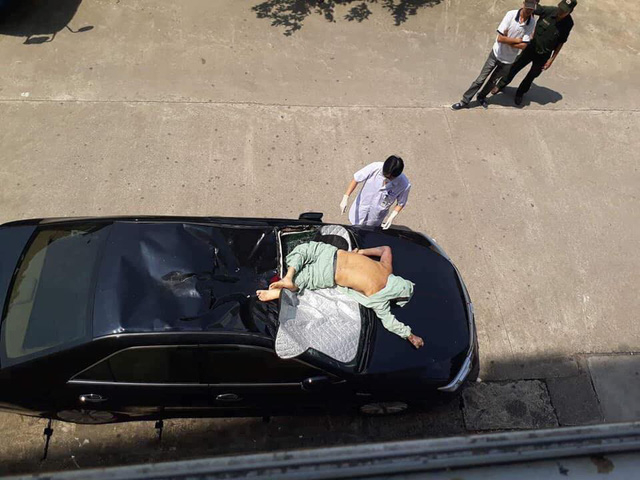 Người đ&agrave;n &ocirc;ng rơi tr&uacute;ng n&oacute;c xe &ocirc; t&ocirc;, bị thương nguy kịch. (Ảnh: b&aacute;o D&acirc;n tr&iacute;)