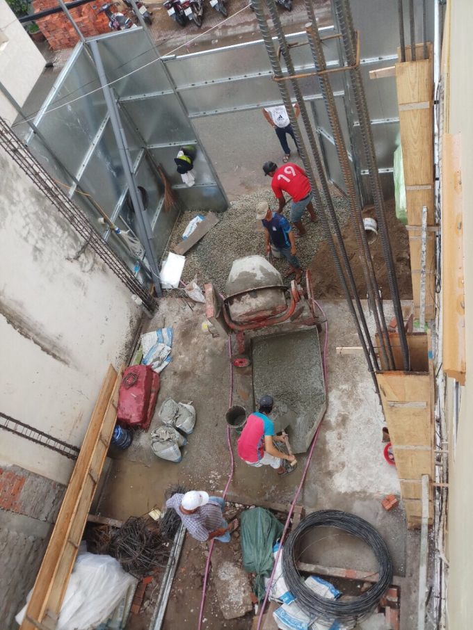 &Ocirc;ng Hiền y&ecirc;u cầu T&ograve;a &aacute;p dụng biện ph&aacute;p khẩn c&aacute;p tạm thời, tạm dừng việc x&acirc;y dựng của gia đ&igrave;nh b&agrave; Liễu nhưng chưa được giải quyết.