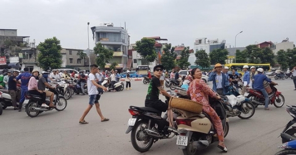 Nhiều nhà cao tầng rung lắc, dân Hà Nội hoang mang