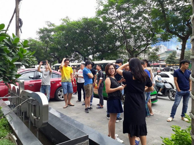 Nhiều người d&acirc;n ở T&ograve;a nh&agrave; 18 Tam Trinh nh&aacute;o nh&agrave;o khi xảy ra rung lắc. Ảnh: Linh Mon&nbsp;