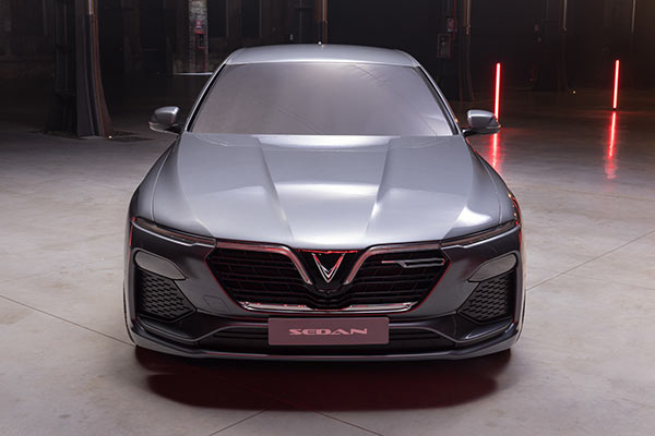 Phần đầu xe SEDAN l&agrave; bản h&ograve;a ca tuyệt vời của tổ hợp đ&egrave;n, hệ thống lưới tản nhiệt v&agrave; chi tiết logo