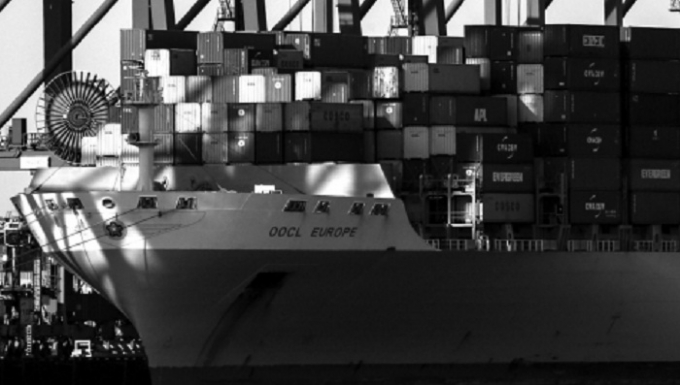 Con t&agrave;u chở l&ocirc; h&agrave;ng đặc biệt đang neo đậu ở Mỹ.