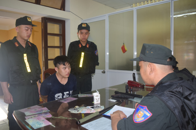 Lực lượng Cảnh s&aacute;t cơ động khống chế nhiều đối tượng tội phạm nguy hiểm hoạt động về đ&ecirc;m.