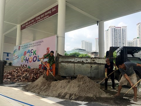 UBND TP. H&agrave; Nội y&ecirc;u cầu l&agrave;m r&otilde; vụ việc đổ c&aacute;t, gạch v&agrave;o s&acirc;n Trường Tiểu học, Trung học cơ sở Pascal trước thềm năm học mới.