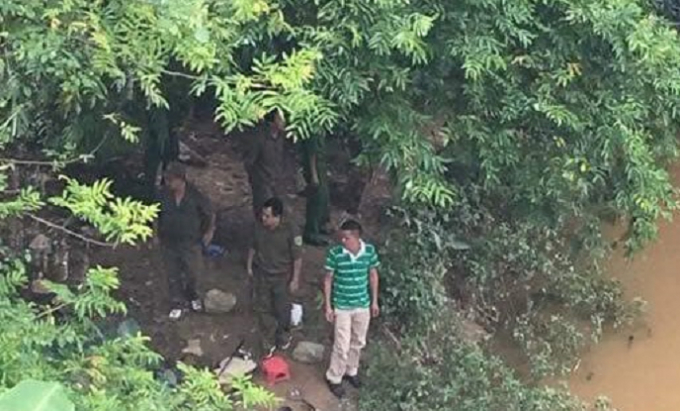 Lực lượng chức năng tiến h&agrave;nh t&igrave;m kiếm thi thể nạn nh&acirc;n.