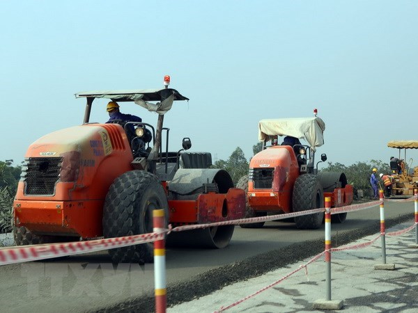 Đường cao tốc Bến Lức-Long Th&agrave;nh: V&igrave; sao vẫn thi c&ocirc;ng cầm chừng?