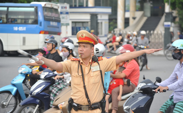 Lực lượng Cảnh s&aacute;t giao th&ocirc;ng sẽ thực hiện ph&acirc;n luồng v&agrave; hạn chế giao th&ocirc;ng tr&ecirc;n địa b&agrave;n H&agrave; Nội theo khung giờ, từ ng&agrave;y 10/9 - 14/9