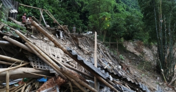 Thuỷ điện xả lũ làm trôi nhà, dân phải ở tạm lều lán