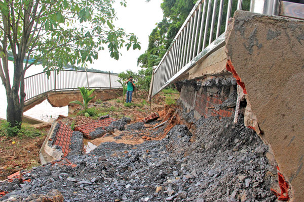 M&ocirc;̣t đoạn bờ kè cù lao Rùa (Bình Dương) bị cu&ocirc;́n tr&ocirc;i.
