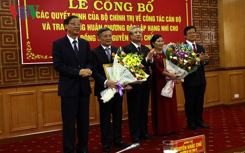 Ủy vi&ecirc;n Bộ Ch&iacute;nh trị, Thường trực Ban B&iacute; thư Trần Quốc Vượng c&ugrave;ng l&atilde;nh đạo Ban Tổ chức Trung ương v&agrave; tỉnh Lai Ch&acirc;u ch&uacute;c mừng t&acirc;n B&iacute; thư v&agrave; nguy&ecirc;n B&iacute; thư.