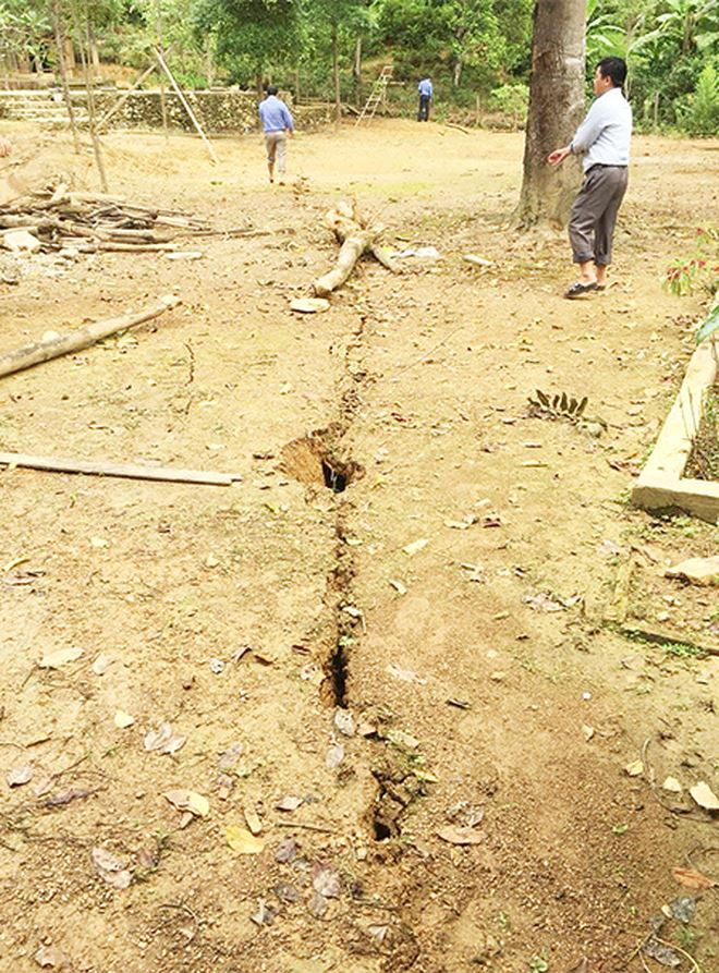 Vết nứt chạy qua khu d&acirc;n cư.