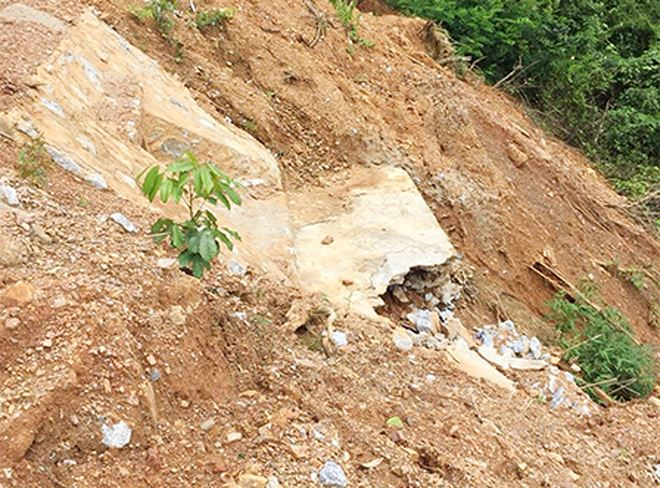 Tuyến đường giao th&ocirc;ng cũng bị sạt lở nặng nề